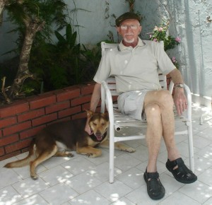Simón junto con su perro, Dingo.