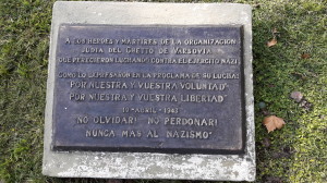 Cartel alusivo en la réplica del monumento, en el parque Centenario