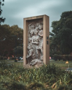 Réplica del Monumento a los Héroes del Ghetto de Varsovia, por Carlos Biscione