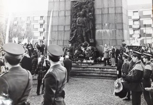 Monumento a los Héroes del Ghetto de Varsovia original, situado en donde fue el ghetto de Auschwitz, Polonia.