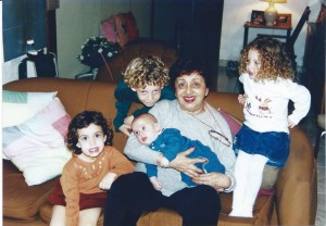 Dina y sus cuatro nietos pequeños