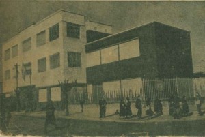 Frente del I. L. Peretz de Villa Lynch, 1952