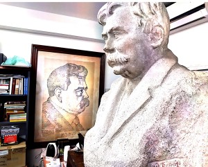 Micrografía de I. L. Peretz hechas por Guedale Tenenbaum junto a busto de I. L. Peretz hecho por Santiago Parodi, ambos preservados y en exhibición en el CeDoB Pinie Katz.