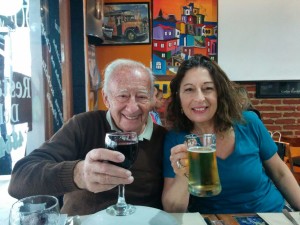 Mario con su hija mayor, Andrea, en una de sus visitas a Argentina.