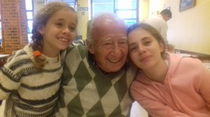 Con sus nietas Lara y Emma, hijas de Eleonora (2° hija) en una vista a Argentina