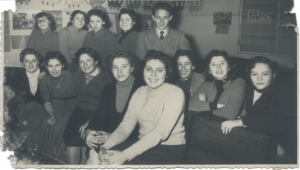 Primer grupo que egresó del mitl shul en la escuela Peretz (1954). La tercera desde la izquierda es Lía Tenenbaum.