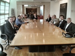 Mario Aizenberg junto con parte del dirigentes de las instituciones adheridas al ICUF, Convergencia y Amos en reunión con el excanciller Timerman