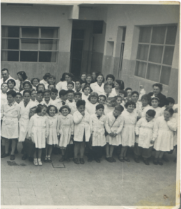 Patio de la escuela del I. L. Peretz de Villa Lynch. Primer grupo que egresó del mitl shul (1954).