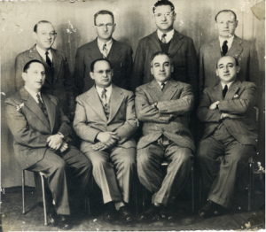 Primera Comisión Directiva y pro Edificio I. L. Peretz. Arriba a la izquierda, Mijl Raizman; abajo a la derecha, Wolf Velvl Raizman.