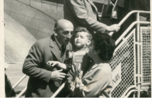 Wolf Raizman en Ezeiza yendo a entregar la colecta de la Campaña Popular, junto con Rosita "la Negra" y Javier Kantor (1958).