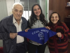 Con su nieta Leila, el día de entrega de pañuelos de egresados a les adolescentes 2017 del Peretz de Lanús.