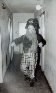 En el pasillo que iba de los camarones al escenario, Haimo caracterizado como el pirata Barbarroja para la obra para niñes, Érase un viejo pirata. Fines de los años 60/comienzos de los 70, en el Teatro IFT.