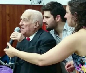 Yaco dando un discurso en el acto por el 70 Aniversario del Peretz. A sus costados, pasando algún saludo o alguna data olvidada, su nieto Ariel Korzin y Maira Visacovsky (exdirectora kinder Lanús).