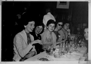 Mujeres jovenes en una fiesta