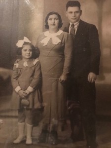Sofia con su mamá y su papá